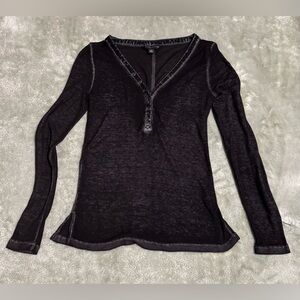 Rock & Republic Black Long Sleeve V-Neck Top